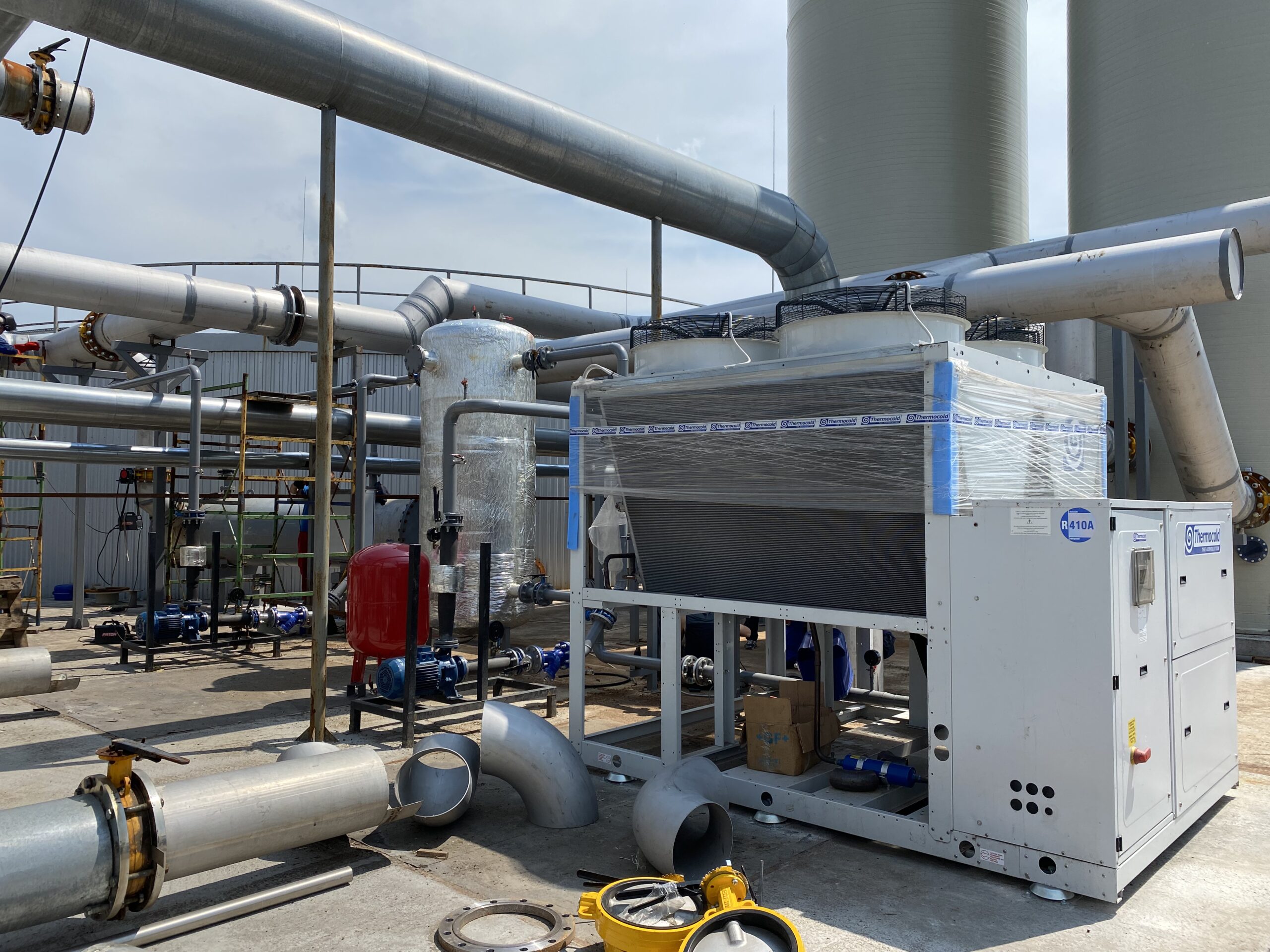 Трубопроводы контура охлаждения чиллера Thermocold на объекте