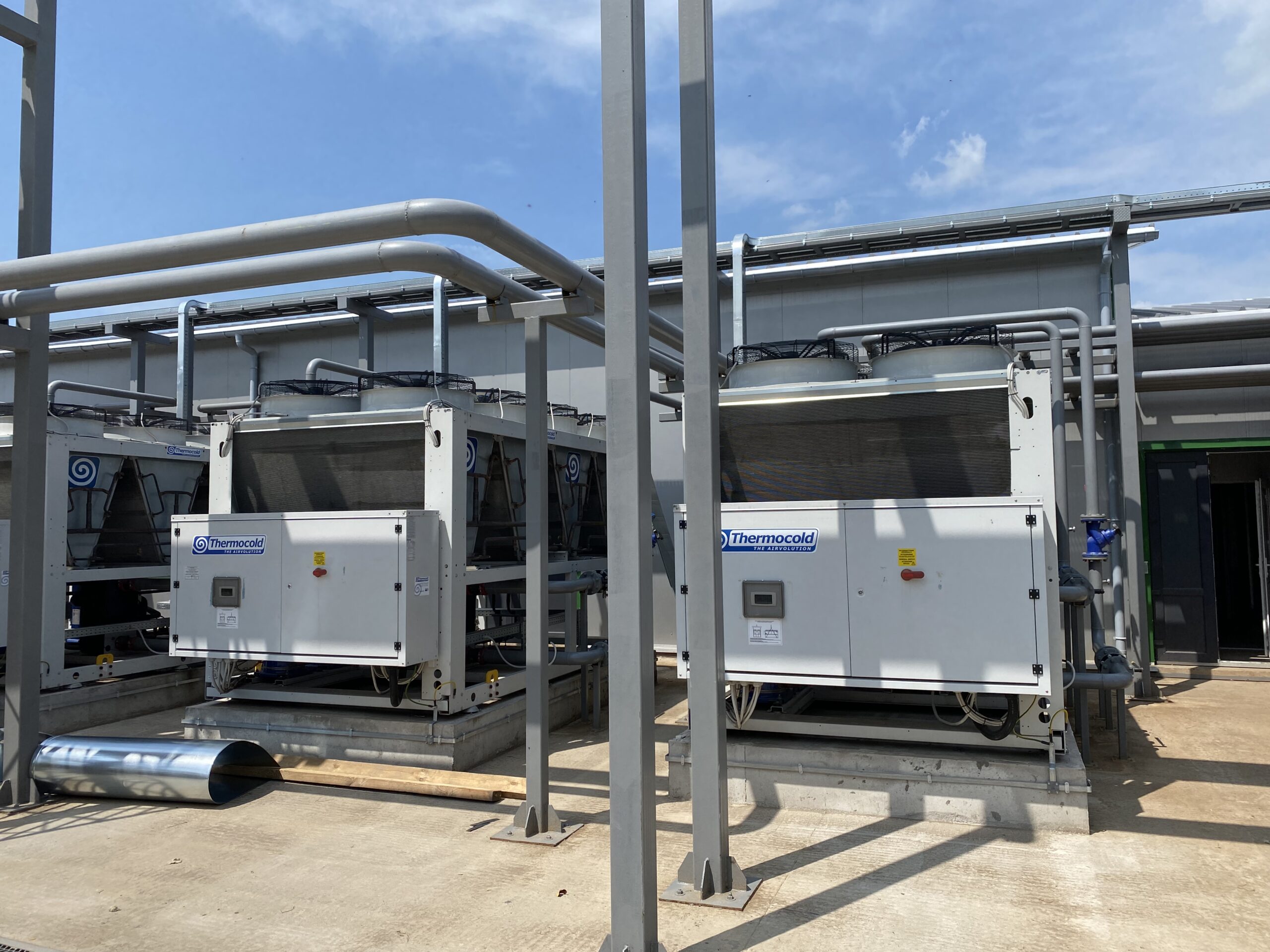 Установленные промышленные чиллеры Thermocold на объекте